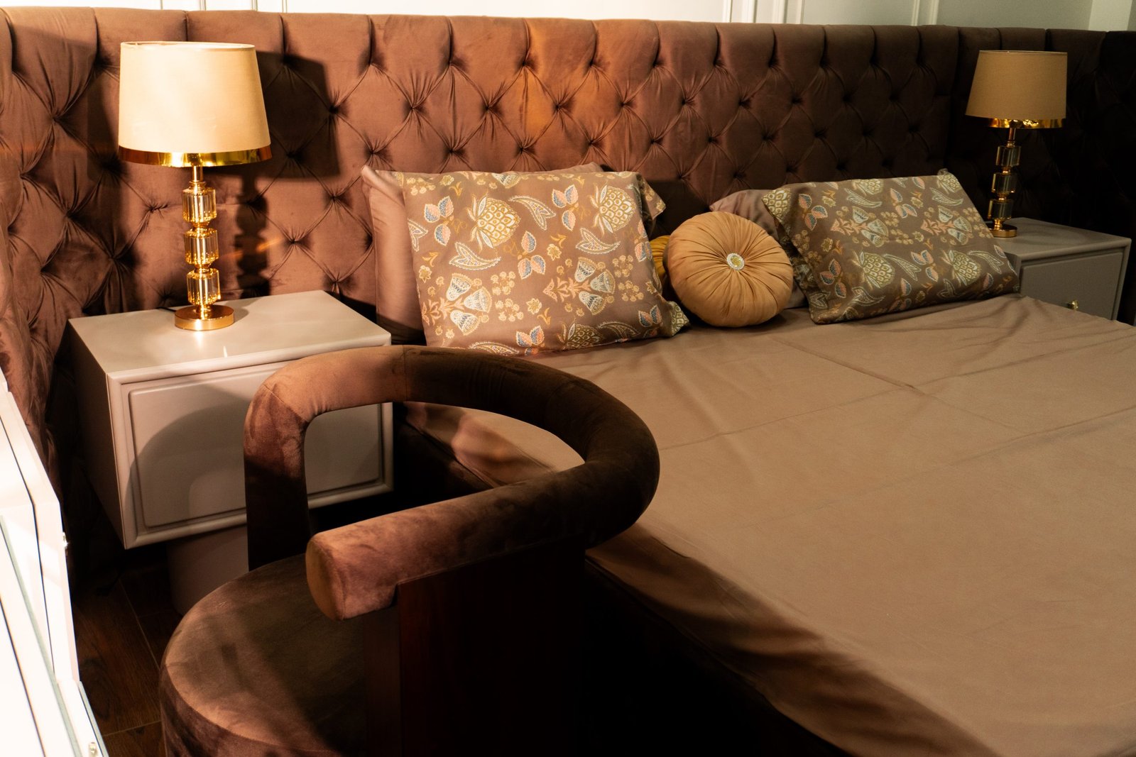 Elegant Noir Luxe Bedroom Set - Image 4
